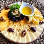 Сырная тарелка с мёдом и грецким орехом